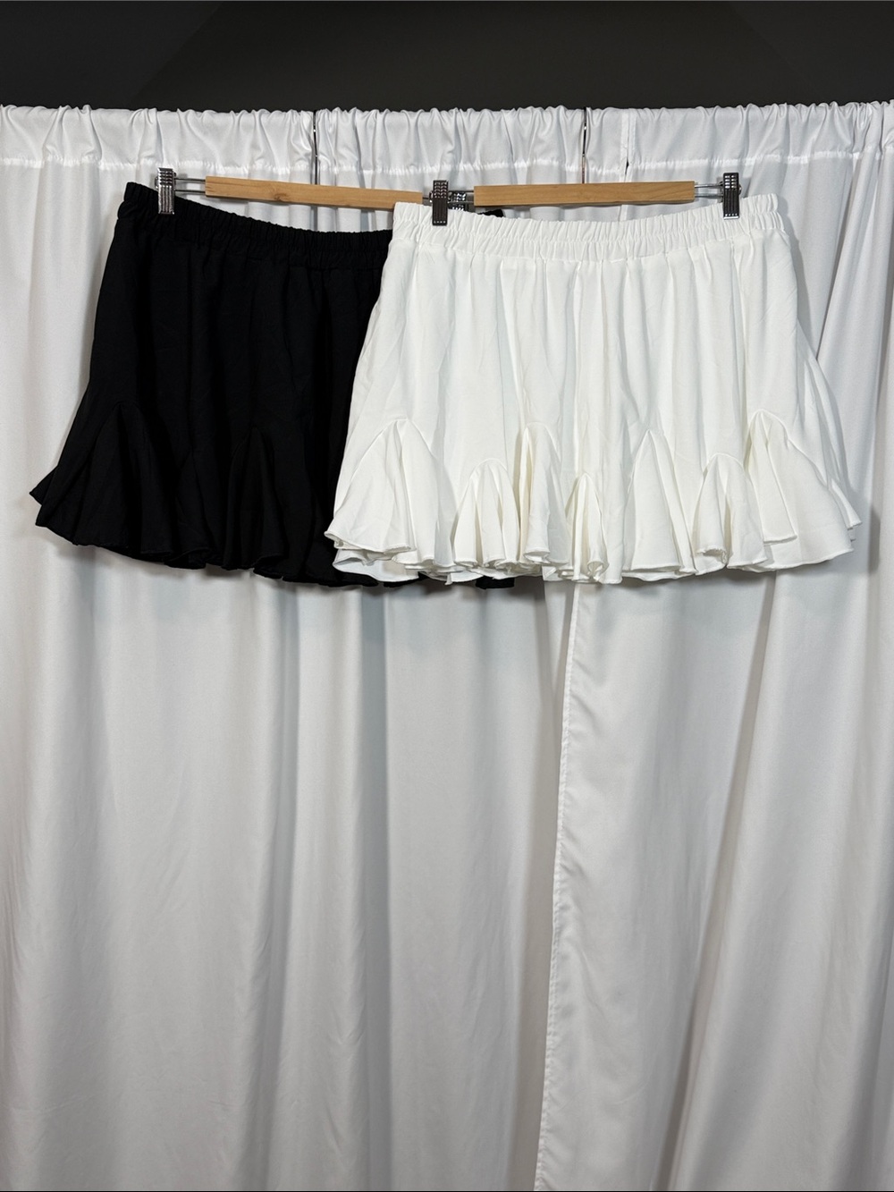 Set of 2 Ruffle Mini Skirts - Black and White